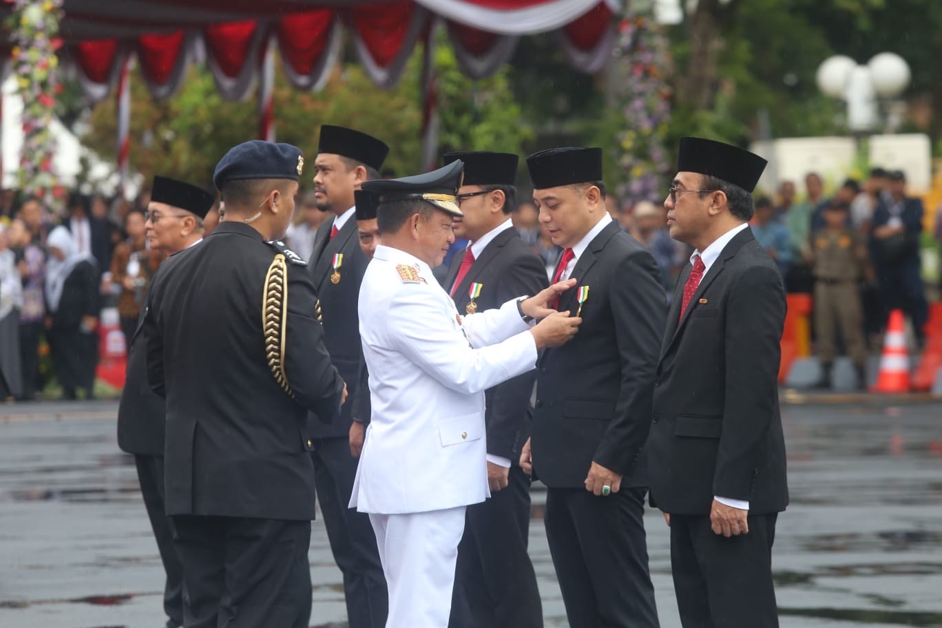 Eri Cahyadi Terima Satyalancana Karya Bhakti Praja Nugraha Suara